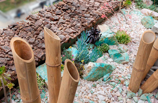 Piedras, corteza y cañas